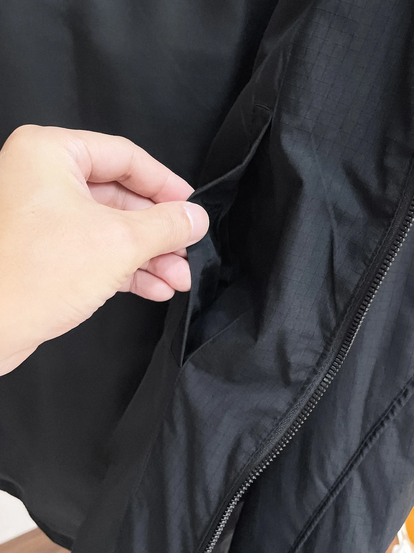 Balenciaga official website Same Style, complete with three labels, on sale in advance. 2026 Autumn and Winter New Arrival men's jacket, Original with complete three labels, Premium version. Custom-made fabrics at the counter. Breathable, high comfort, impeccable details, brand element design concept, reflecting high quality. It feels delicate and soft, presents a casual cut, and has a great upper body shape. Sizes: M～3XL